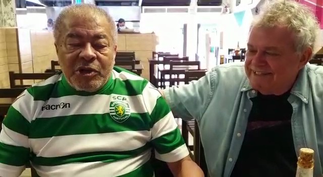 Futebolista Jairzinho com a camisola do Sporting